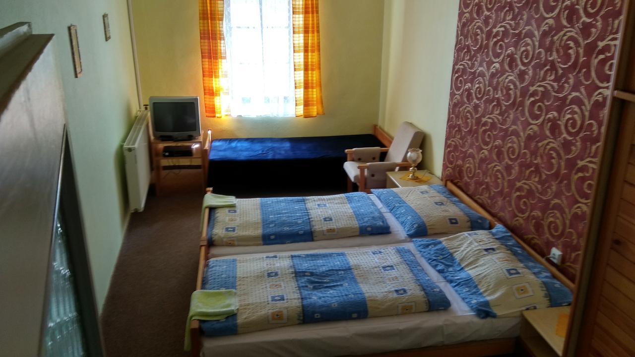 Nové Město nad Metují Hotel U Broucka מראה חיצוני תמונה